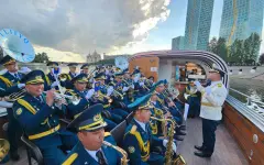 Гвардейцы устроили необычный концерт на реке Есиль