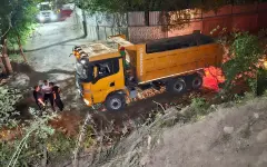 В Алматы грузовик с семьей в салоне сорвался с горы: жители бьют тревогу