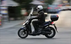 Мопедист сбил полицейского в Алматы