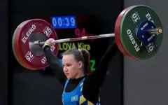 Казахстанка выиграла «золото» на юношеском ЧА по тяжелой атлетике