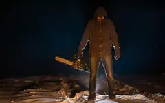 Погиб на месте: мужчина напал на полицейских с бензопилой и взрывчаткой