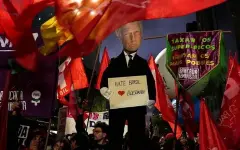 Протестующие бразильцы сожгли куклу в виде Трампа