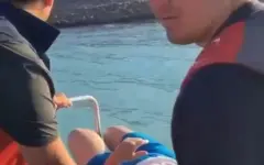 Спасатели вытащили женщину из воды на озере Балхаш