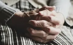 91-летняя бабушка из Греции обвинила сына в изнасиловании