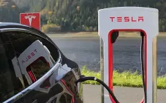Tesla обвиняют в смерти женщины: компания Илона Маска предстанет перед судом