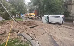 Взрыв газопровода произошел в Алматы: повреждены дорога и автомобиль