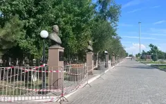В Атырау вынесли приговор по делу о гибели ребенка, на которого обрушился памятник
