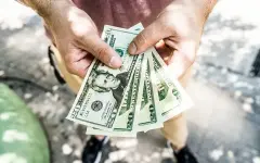 Астрологи назвали знаки зодиака, которые особенно любят тратить деньги