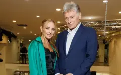 Любовь или деньги: в Сети спорят, что скрепляет 10-летний союз Дмитрия Пескова и Татьяны Навки