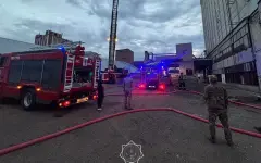 Дым в четыре этажа: пожар разгорелся на территории элеватора в Уральске