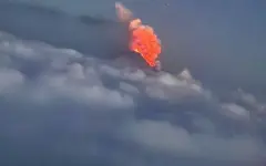 Мощный выброс пепла на вулкане Ключевская Сопка