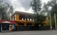Двухэтажное здание сносят в центре Алматы