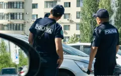 В Семее мужчину избили и пырнули ножом прямо у здания полиции