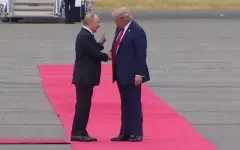Дональд Трамп лично встретил Владимира Путина в Анкоридже