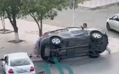 Апашка помогла в Атырау поставить перевернутую машину после ДТП
