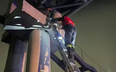Ребенка сняли с недостроенного пешеходного моста в Алматы