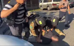 2000 звонков в день: в Алматы на видео сняли жесткое задержание сообщников иностранных мошенников