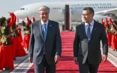 Токаева, прибывшего в Кыргызстан, лично встретил Садыр Жапаров