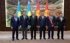 Токаев наградил орденами «Достық» государственных и общественных деятелей Кыргызстана