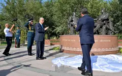 Токаев и Жапаров открыли памятник «Золотой мост дружбы» в Бишкеке