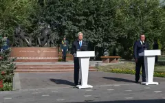Токаев и Жапаров открыли новый памятник в Бишкеке
