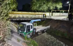 Манипулятор на скорости вылетел с дороги и упал в горную речку в Алматы