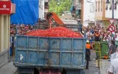 Испанцы закидали друг друга помидорами: потратили 120 тонн томатов