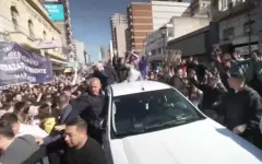 Кортеж президента Аргентины забросали камнями