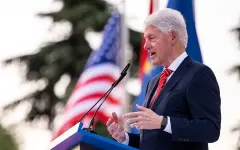Билл Клинтон перемещается с медицинским прибором для сердца