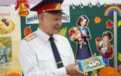 Главный полицейский Алматы поздравил первоклассников с Днем знаний