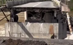 В Усть-Каменогорске обрушилась часть автомоста: введен режим ЧС