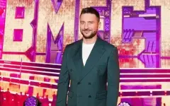 Сергей Лазарев отвел в школу своих детей, рожденных с помощью суррогатного материнства