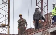 Рабочий спел гимн с учениками — видео растрогало Казнет