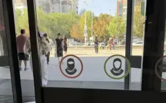 Казахстанцы поддержали появление наклеек о запрете никабов в торговом центре