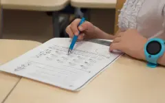 В Атырау родители обвинили учителя в мошенничестве, которая якобы обещала гранты за деньги