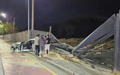 В Алматы на аль-Фараби BMW с молодыми людьми влетел в забор стройплощадки