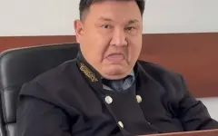 Судья из Шымкента показал язык журналистке: дело передали в судебное жюри