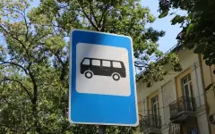 Пассажиры автобуса устроили драку на дороге около остановки в Алматы