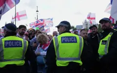 Десятки тысяч людей вышли на митинг против мигрантов в Лондоне