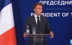 Депутаты требуют отставки Макрона