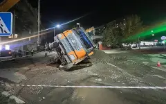 Грузовик провалился в яму на проезжей части в Семее