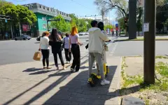Самокатчикам хотят запретить движение по тротуарам