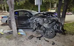 В результате ДТП Lexus с детьми в салоне врезался в автобусную остановку в Алматы