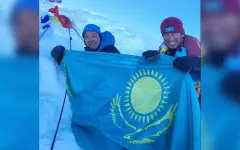 На границе земли и неба: флаг Казахстана на гималайской вершине