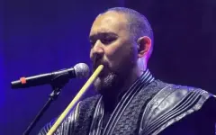 Участник трио Ay Yola передал свой музыкальный инструмент в музей