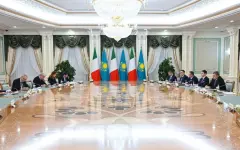 Президенты Казахстана и Италии провели переговоры в расширенном формате