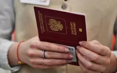 Сотни россиян массово депортируют из Латвии из-за языка