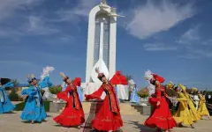 В родном селе Нургисы Тлендиева установлена мемориальная стела