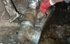 На аварийные трубы пожаловались жильцы микрорайона в Актау