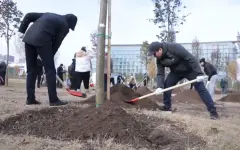 «Таза Қазақстан»: 458 саженцев высадил Аппарат Правительства